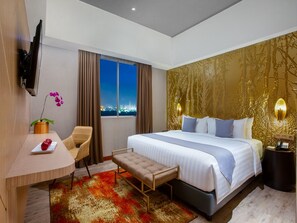 Suite | Desk, bed sheets - Aston Gresik Hotel & Conference Center (Gresik)