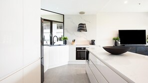 Kühlschrank, Mikrowelle, Ofen, Herdplatte