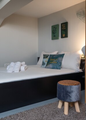 1 habitación, sistema de insonorización y tabla de planchar con plancha