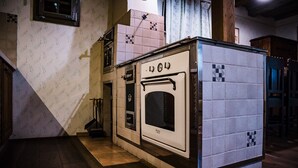 Una cocina compacta con horno empotrado, microondas y lavabo.