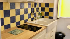 A compact kitchen with a dishwasher, a stove, and a sink. - Rental small 3 Pieces Historic Center (Menton)