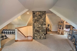 5 bedrooms, travel crib, internet, bed sheets