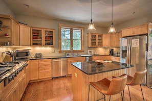 Fridge, microwave, stovetop, dishwasher