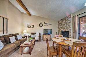 TV, fireplace, books - Condo on Golf Course: 2 Mi to Grindstone Lake! (Ruidoso)