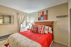 2 bedrooms, desk, laptop workspace, iron/ironing board - Condo on Golf Course: 2 Mi to Grindstone Lake! (Ruidoso)