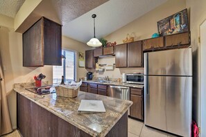 Frigorifero, microonde, piano cottura, lavastoviglie