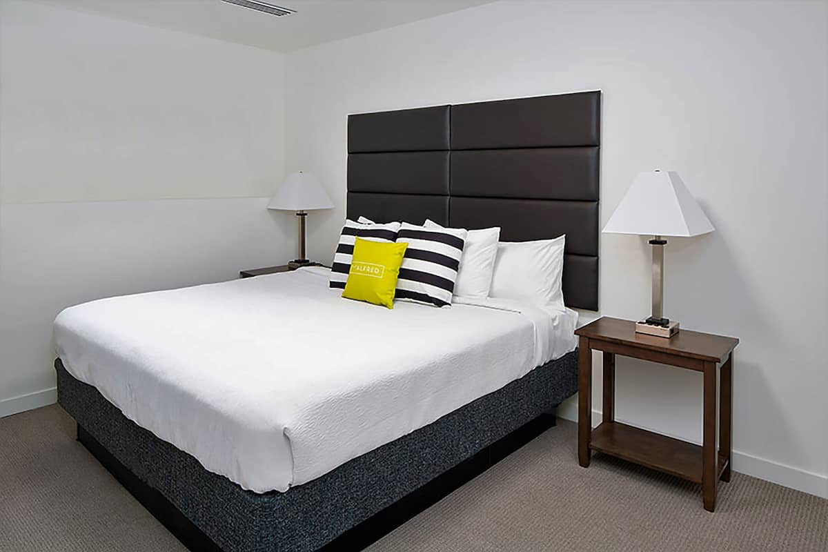 5 bedrooms, iron/ironing board, free WiFi, bed sheets
