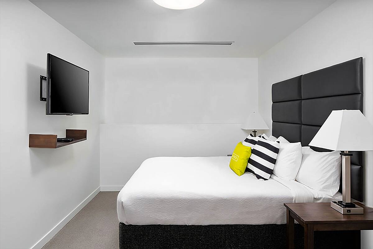 5 bedrooms, iron/ironing board, free WiFi, bed sheets