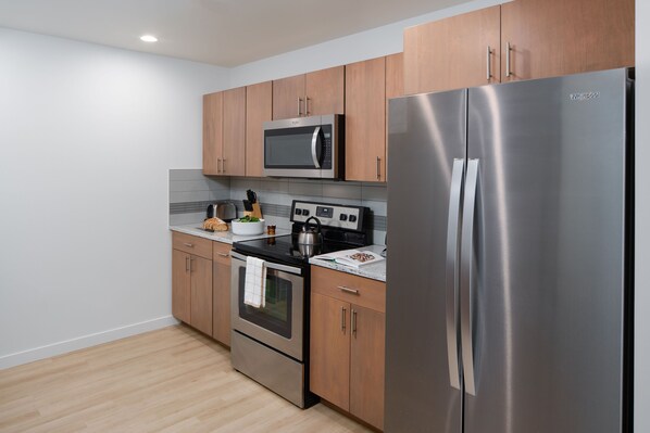 Full-size fridge, microwave, oven, stovetop