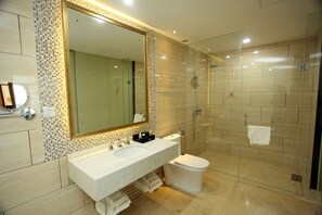 Suite Prestigio | Baño | Regadera, amenidades de baño gratuitas, secadora de cabello, pantuflas 