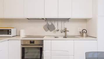 Horno, lavavajillas, utensilios de cocina y condimentos