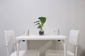 Apartment | In-room dining - Ko's Apartment, Tatsumi West Station (Osaka)