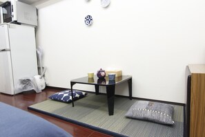 In-room dining - Ko's Apartment, Shibuya Station (Tokyo)