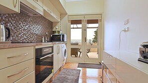 Fridge, microwave, oven, dishwasher - King Retreat Estate - close proximity to Bimbadgen and Hope Estate concerts (Pokolbin)