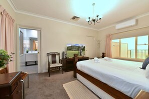4 bedrooms, iron/ironing board, WiFi, bed sheets
