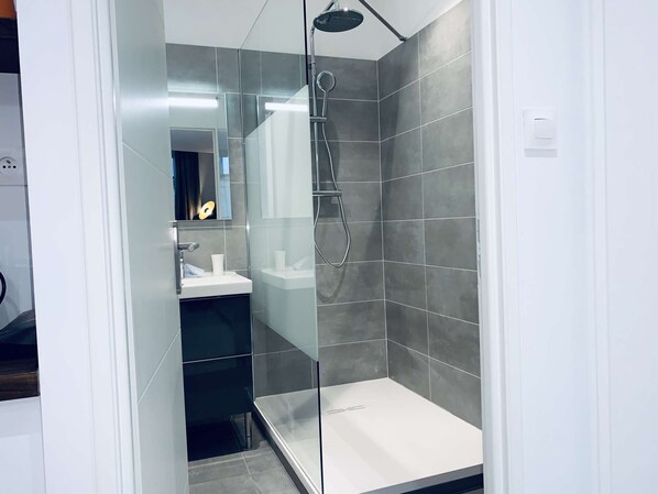Douche, articles de toilette (gratuits), séchoir à cheveux