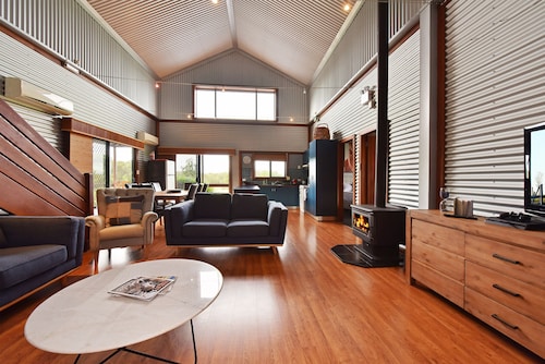 Kelman Cottage - tucked away with pool  views