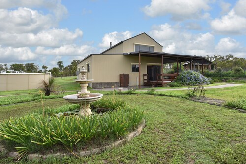 Kelman Cottage - tucked away with pool  views
