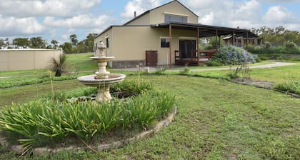Kelman Cottage - tucked away with pool views