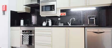 Refrigerador, microondas, horno, placa de cocina