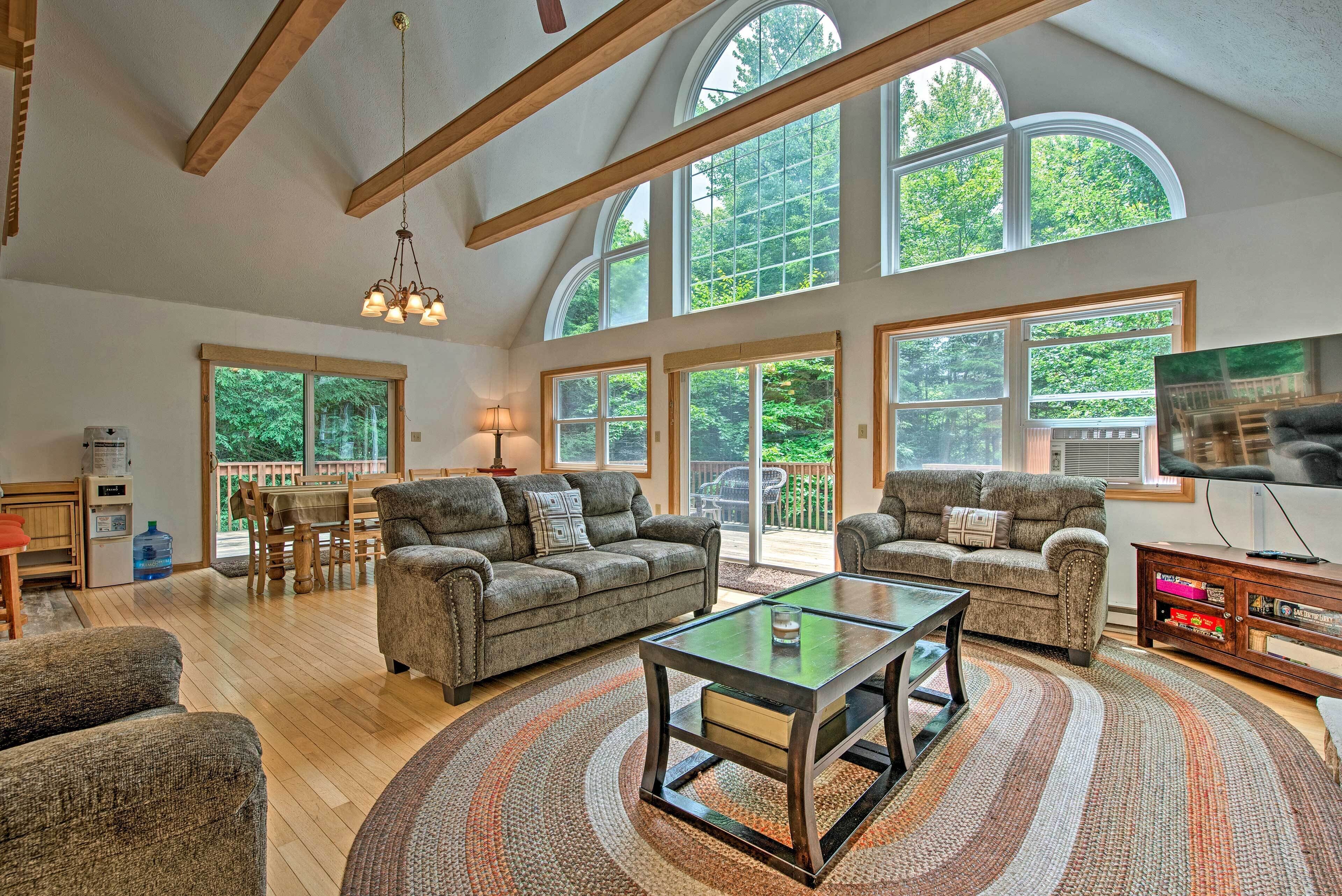Lakeside Camelot Chalet: 3 Mi to Jack Frost Skiing