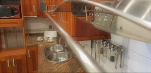 Een koelkast, een microgolfoven, een oven, een kookplaat