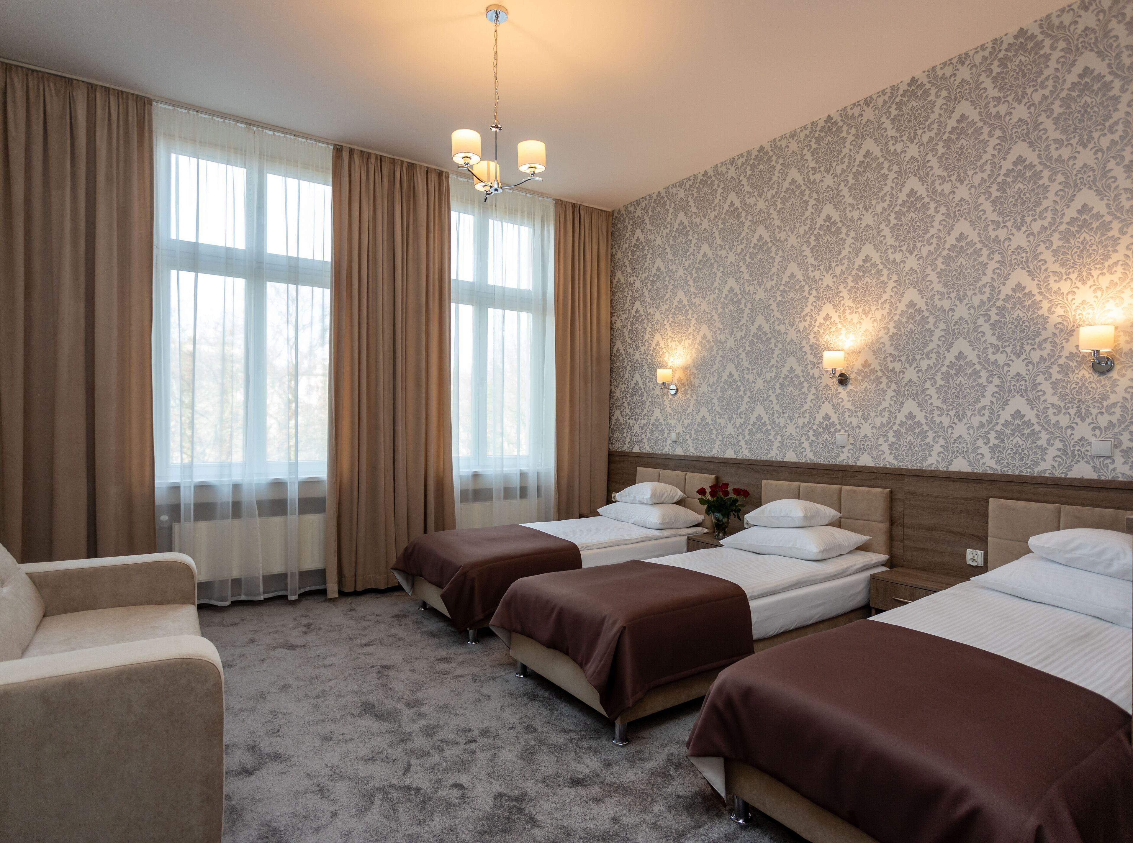 standard triple room | 1 bedroom, in-room safe, desk, iron/ironing board