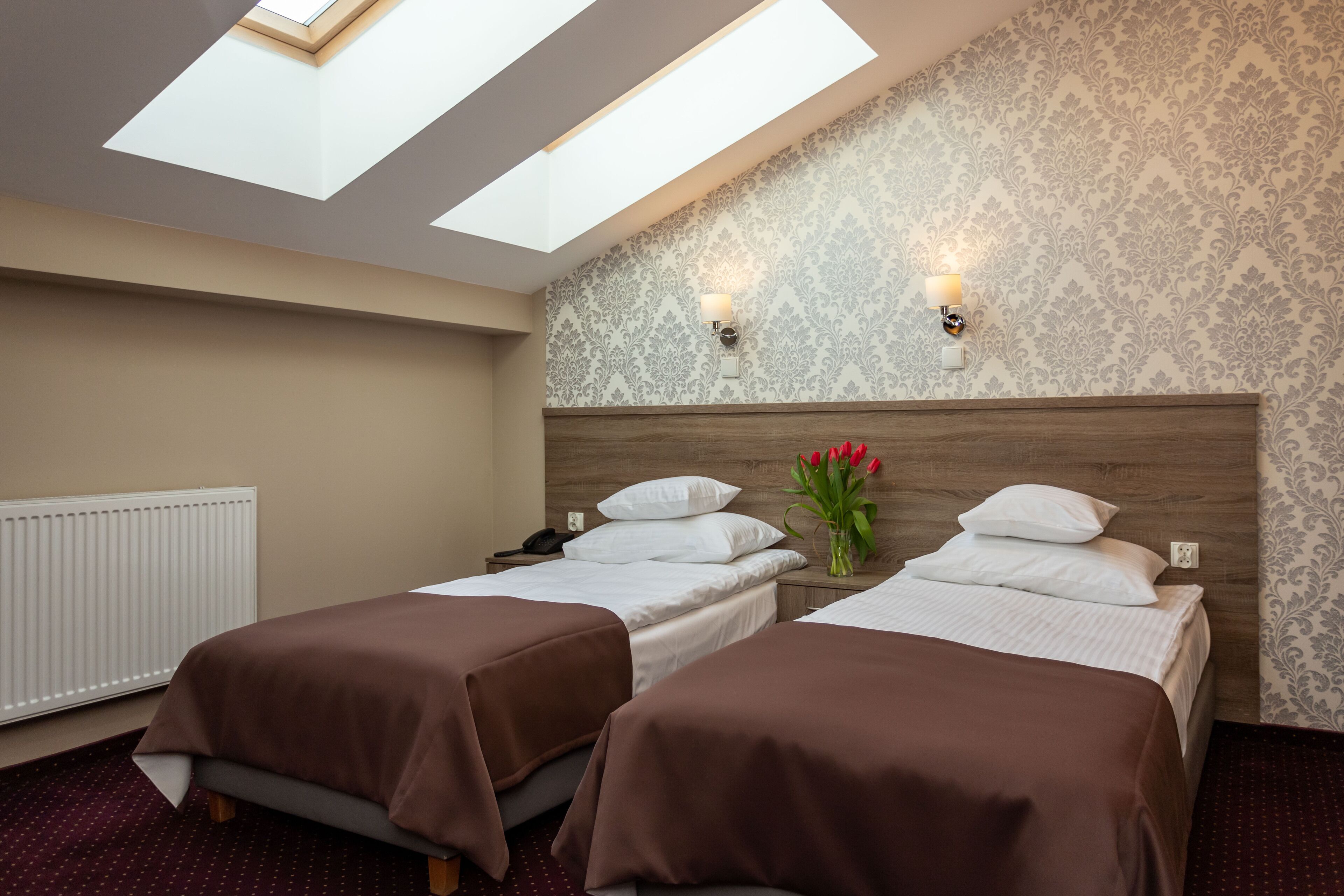 standard twin room | 1 bedroom, in-room safe, desk, iron/ironing board