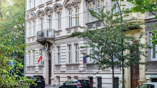 Un edificio de varios pisos con estilo arquitectónico clásico, con detalles ornamentales y grandes ventanales.