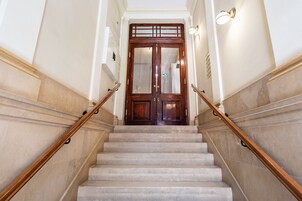 Pintu masuk properti
