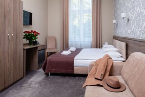 标准双人房 | 客房内保险箱、办公桌、熨斗/熨板、免费婴儿床