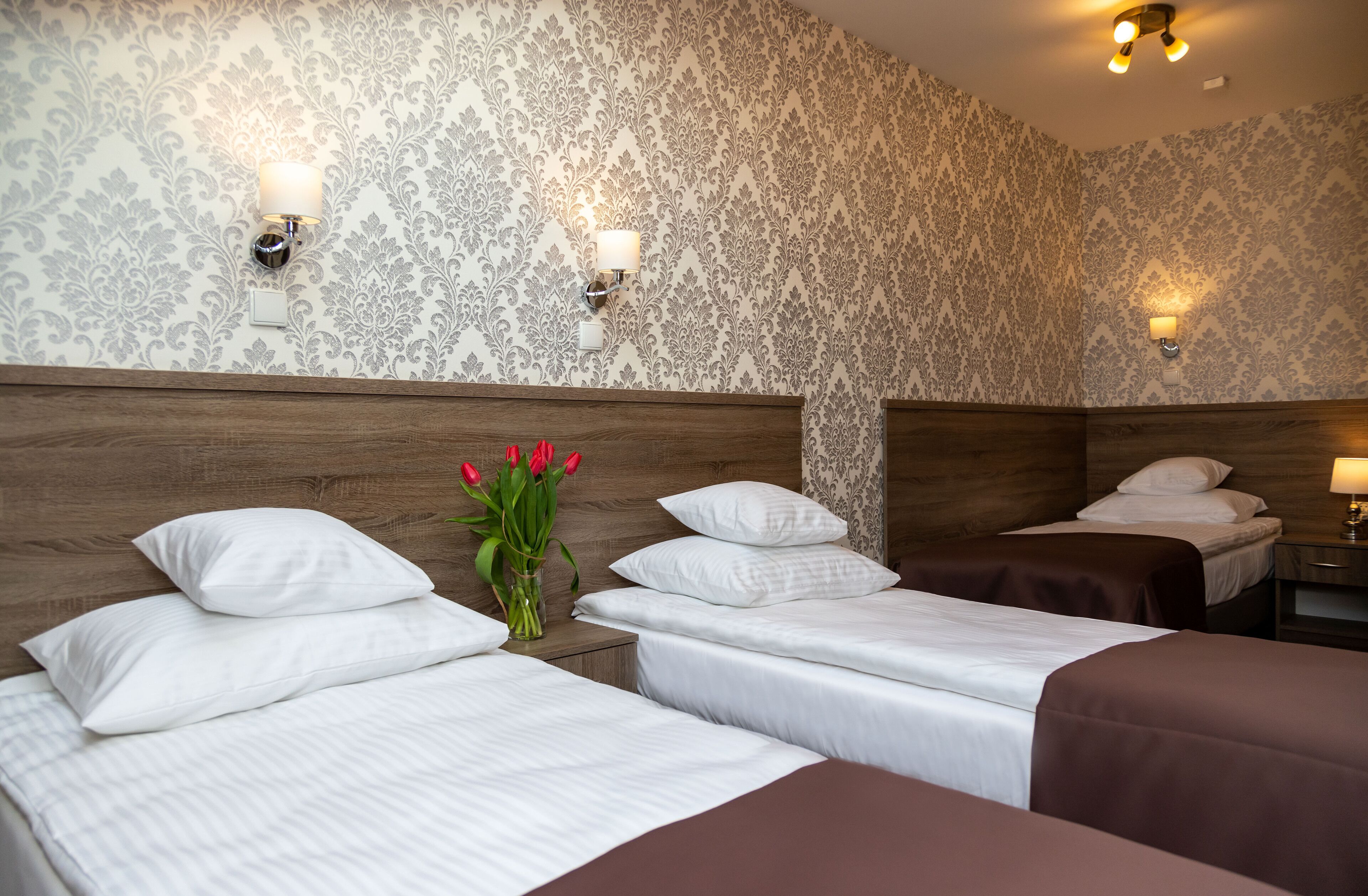 standard triple room | 1 bedroom, in-room safe, desk, iron/ironing board