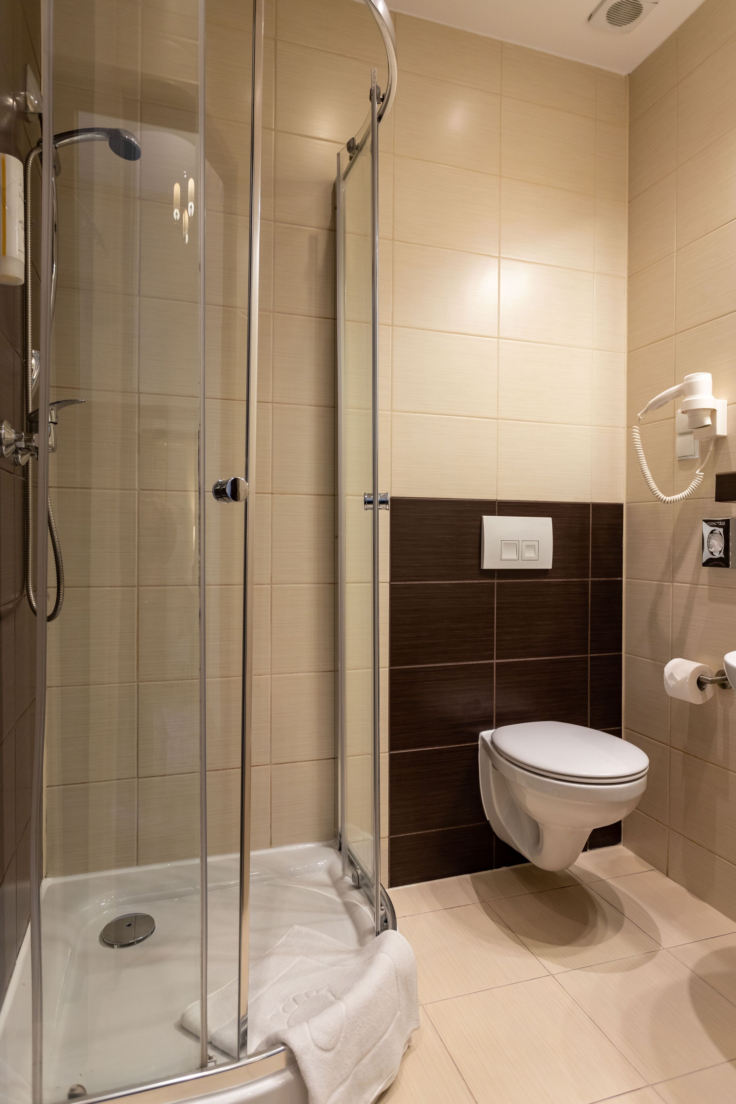 standard triple room | bathroom | shower, hair dryer, towels