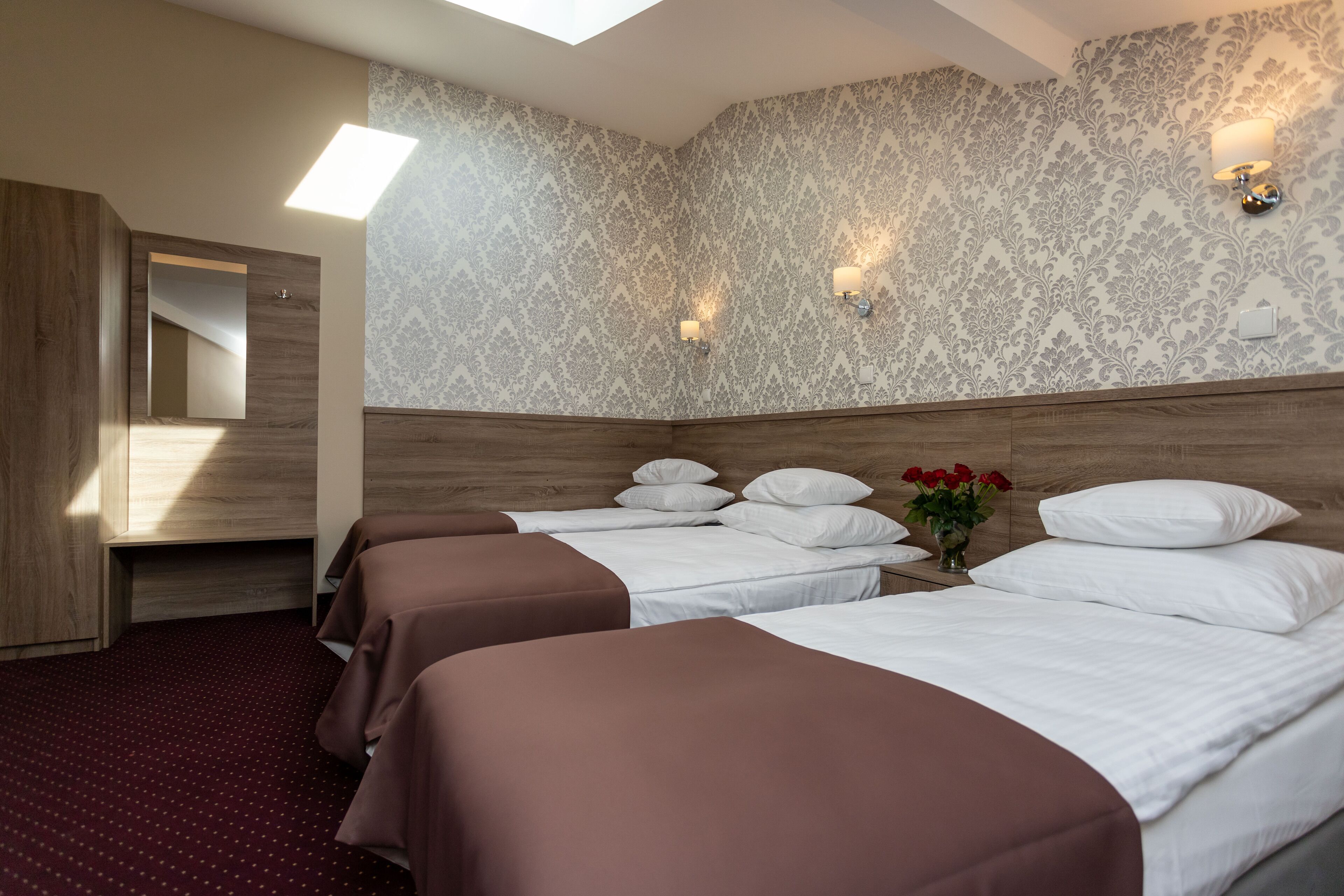 standard triple room | 1 bedroom, in-room safe, desk, iron/ironing board