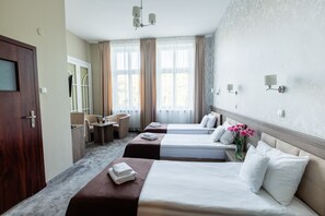 Standard Triple Room | In-room safe, desk, iron/ironing board, free cribs/infant beds - Hotel Maximum (Kraków)