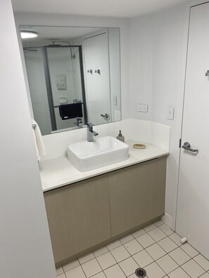 Douche, sèche-cheveux, serviettes fournies, savon