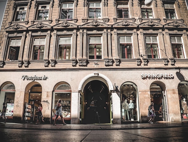 Ein historisches Gebäude mit Rundbogenfenstern, einschließlich eines sichtbaren 'Springfield'-Schildes.