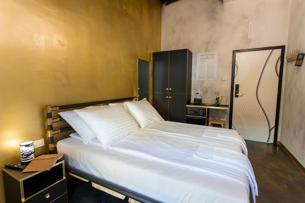 Heritage Room with Balcony | Una cassaforte in camera, una scrivania, ferro/asse da stiro