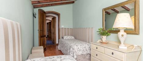 3 bedrooms, in-room safe, iron/ironing board, travel cot