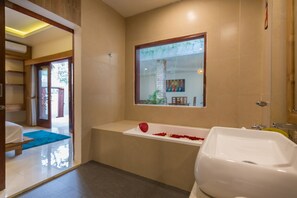 Deluxe-Villa, 2 Schlafzimmer, eigener Pool | Badezimmer | Badewanne und Dusche (separat), Haartrockner, Handtücher, Seife