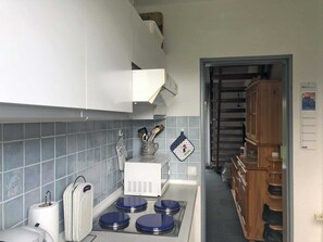 Køleskab, mikrobølgeovn, ovn, højstol