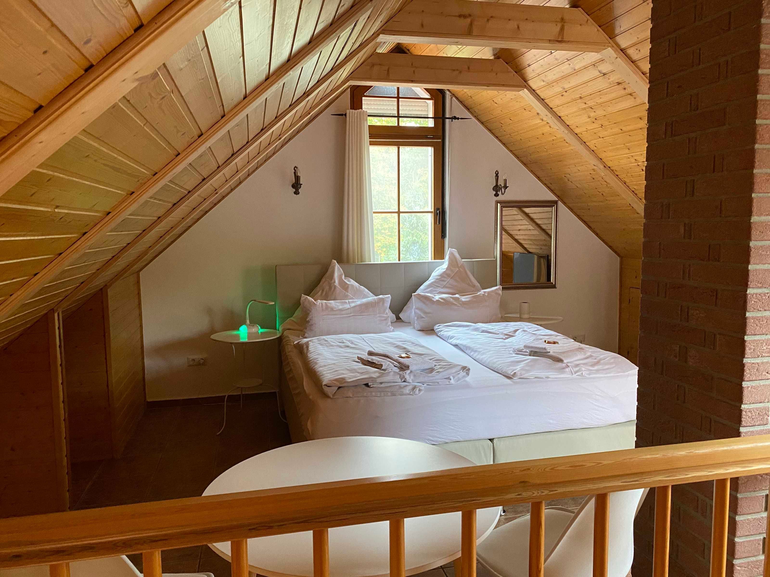 1 habitación, escritorio, tabla de planchar con plancha y cuna de viaje 