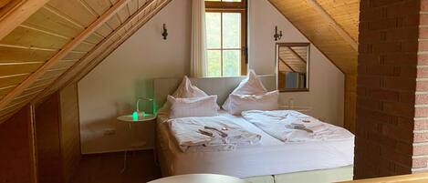 1 dormitorio, escritorio, tabla de planchar con plancha y cuna de viaje