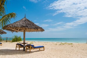 หาดส่วนตัว, ทรายสีขาว, เก้าอี้อาบแดด, ร่มชายหาด