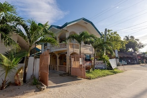 Fachada de la propiedad