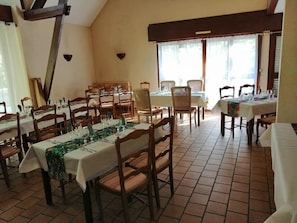Déjeuner et dîner servis sur place