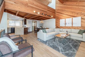 Een televisie en een open haard