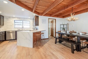 Een koelkast, een magnetron, een oven, een kookplaat