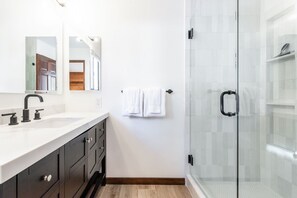 Combined shower/tub, hair dryer, towels