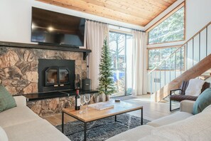 Een televisie en een open haard